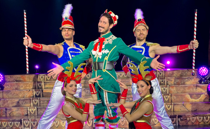 Leolandia già sotto l’albero: Babbo Natale, luci, addobbi, pattinaggio e show a tema
