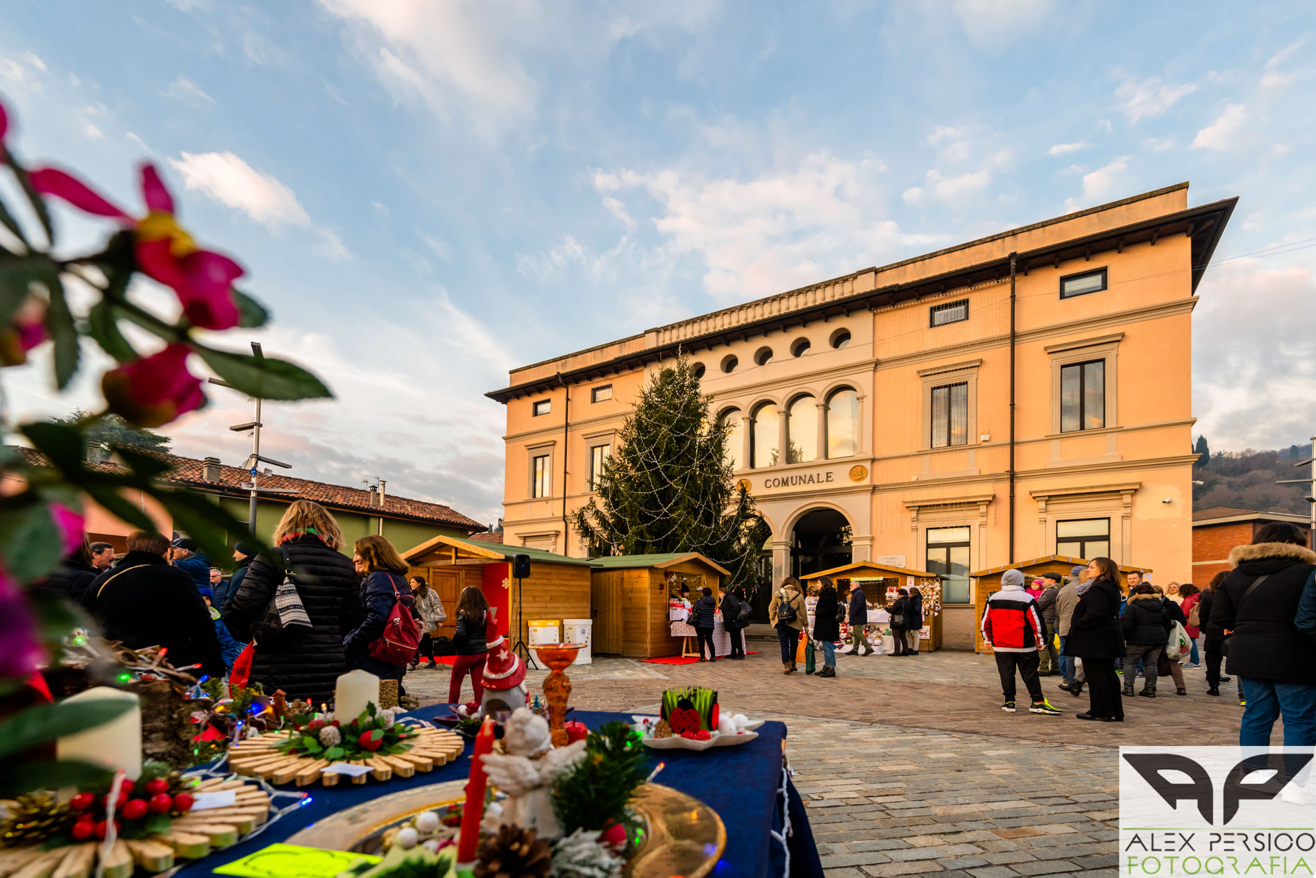 Mercatini di natale case casette scanzorosciate