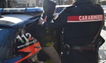 A bordo di un'auto sospetta, fugge dai carabinieri a Verdello e poi li prende a calci e pugni