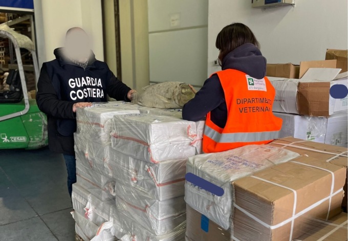 Prodotti alimentari, controlli in Bergamasca: sequestrati a un ristorante 200 chili di pesce, carne e pasta