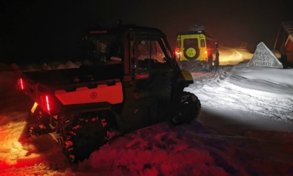 Auto bloccata nella neve al passo San Marco: tre giovani portati a valle dal soccorso alpino