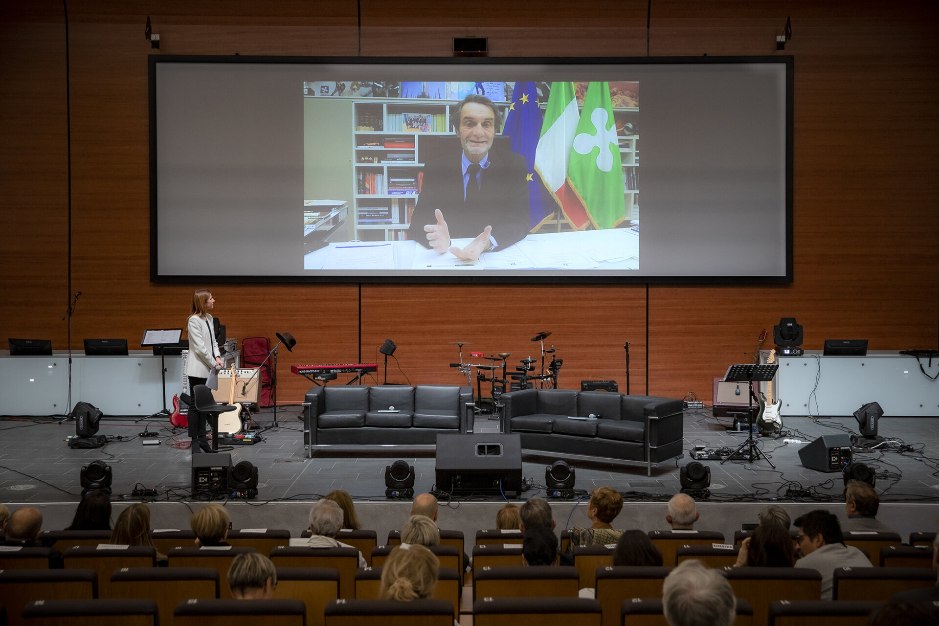 I saluti del Presidente di Regione Lombardia Attilio Fontana. Sul palco Valentina Clemente