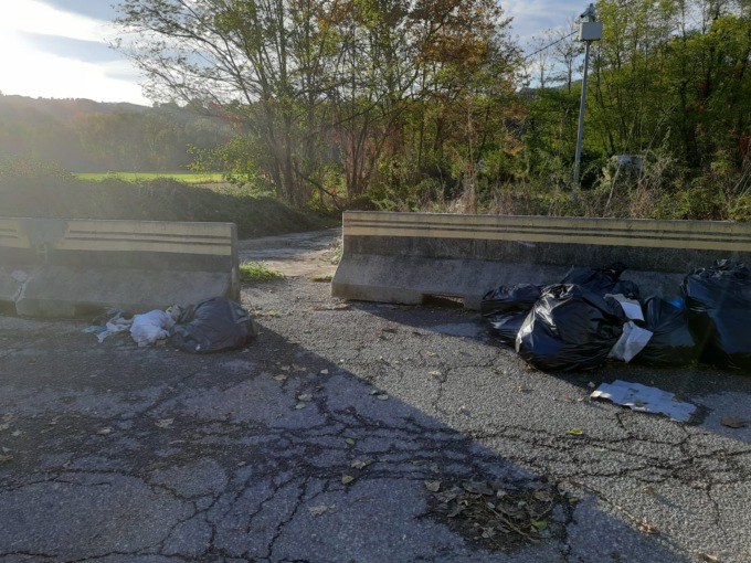 Provinciale 169 a Pontida, una cittadina denuncia: «Su quel piazzale i rifiuti ormai diventati di casa»