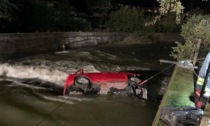 Auto si ribalta e finisce nel fiume a Entratico: recuperata con l'autogrù, ferito un ventenne