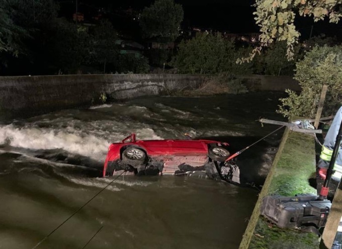 Auto si ribalta e finisce nel fiume a Entratico: recuperata con l’autogrù, ferito un ventenne