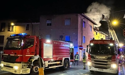 Incendio in una mansarda nel centro di Arcene: paura e danni ingenti