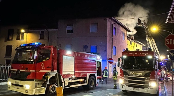 Incendio in una mansarda nel centro di Arcene: paura e danni ingenti