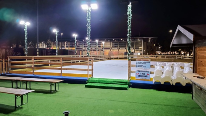 Versione autunno/inverno di piazzale degli Alpini: la pista di pattinaggio quest’anno è più grande