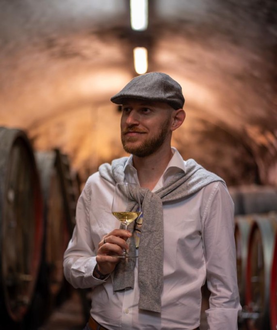 Mattia Asperti, il bergamasco che spopola sui social come “Il sommelier diVino”