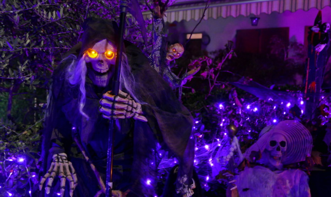 Halloween, le trovate da paura dell’allestimento di Petosino spopolano ancora
