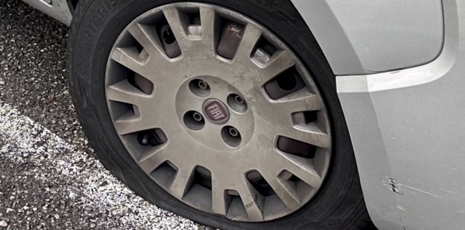 Gomme tagliate, furti, sequestri e svastiche: che sta succedendo a Mozzo?