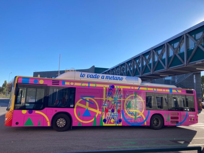 Un autobus rosa si aggira per Bergamo: il progetto di Peter Fink per “Christmas design”