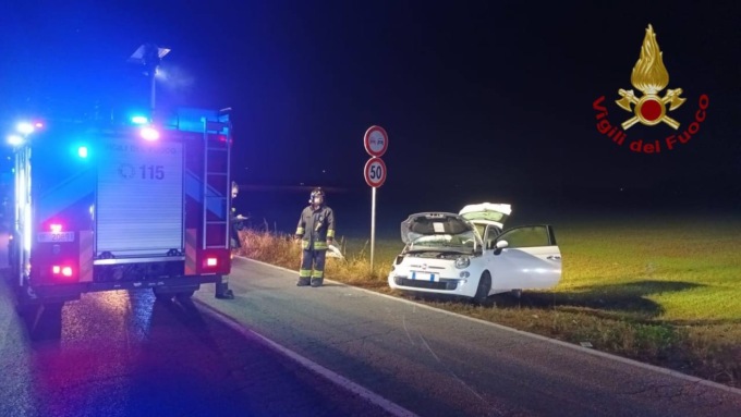 Auto finisce fuori strada a Morengo, tre feriti