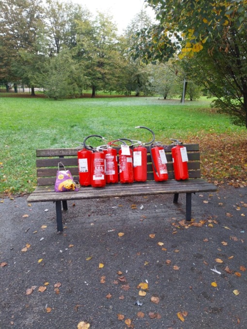 Halloween molesto alle Terrazze Fiorite: rubano gli estintori e li svuotano nel parco