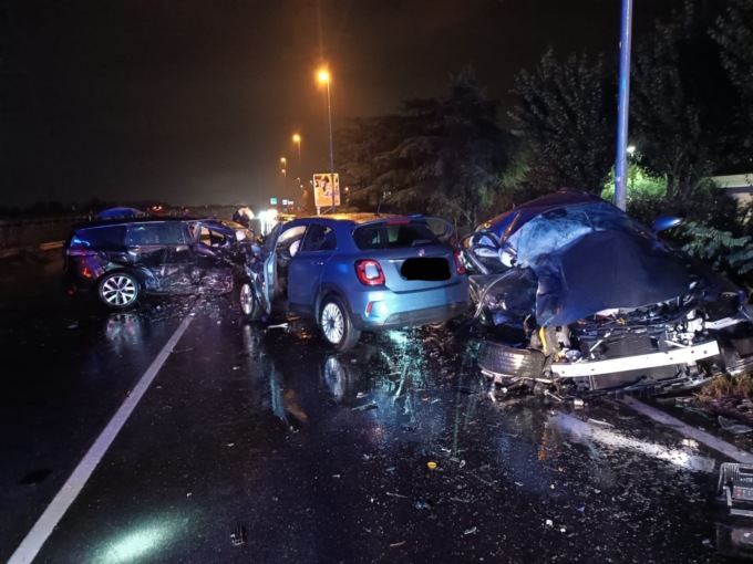 Scontro fra tre auto a Grumello, 22enne finisce in rianimazione