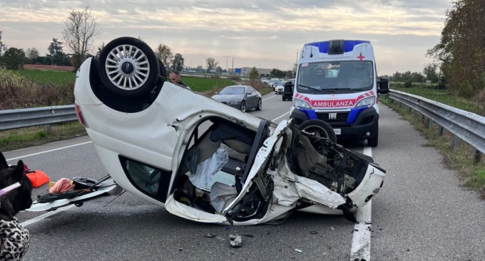 Schianto e Fiat 500 ribaltata a Misano, tre feriti in ospedale