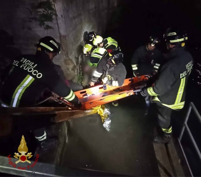 Cade nella roggia in Borgo Santa Caterina, recuperato dai vigili del fuoco