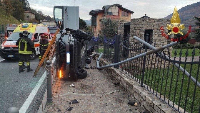 Auto si ribalta a Endine sulla statale 42: due feriti, code in entrambe le direzioni