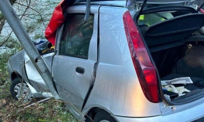 Lenna, auto contro un palo per colpa della strada ghiacciata: due feriti