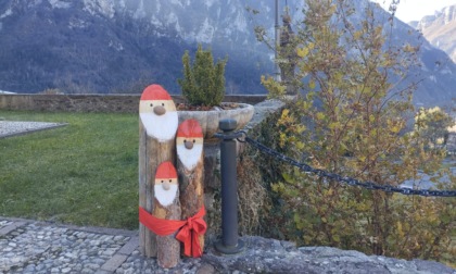 A Moio de' Calvi è già aria di festa: 79 Babbi Natale decorano gli angoli del paese