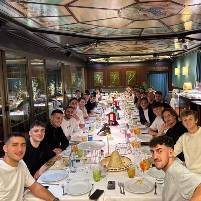 Squadra a cena a Le Stagioni di Orio: il video di De Ketelaere, Touré e Scamacca cantanti