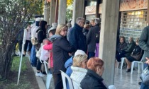 Folla fuori dalla farmacia Bellaviti di Osio Sopra per farsi assegnare il nuovo medico di base