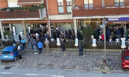 Il caso della gente in coda all'alba alla farmacia di Osio Sopra per avere un medico arriva in Regione