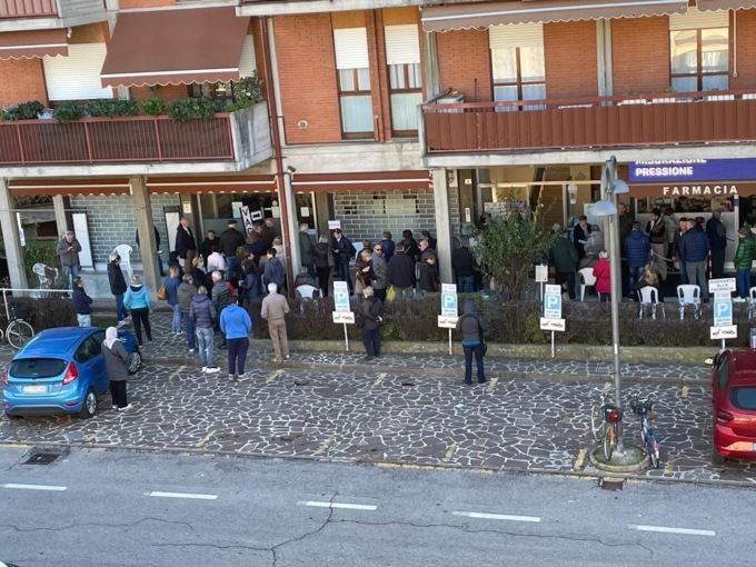Il caso della gente in coda all’alba alla farmacia di Osio Sopra per avere un medico arriva in Regione