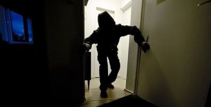Rapina in villa a Cenate Sopra: banditi estraggono una pistola e minacciano una donna