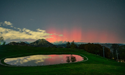 L'aurora boreale che si specchia nel laghetto del Pertus: la poetica foto e il timelapse