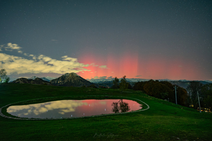 L’aurora boreale che si specchia nel laghetto del Pertus: la poetica foto e il timelapse