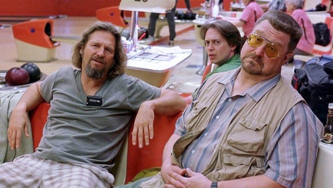 “Il grande Lebowski”, epopea comica di una società in (vana) attesa