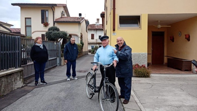 “C’è posta per te” arriva a Calcio: consegnato l’invito a un pensionato, mistero sulla puntata