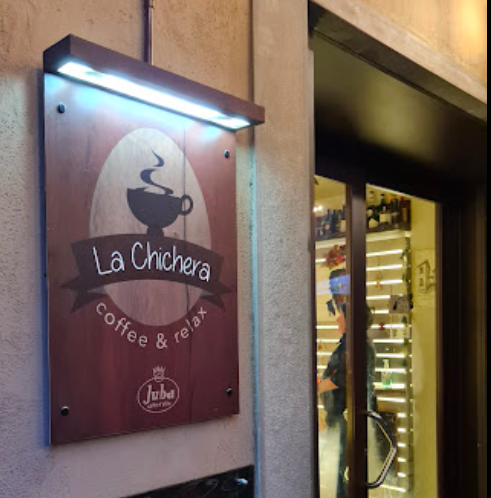 Rubano il cellulare a una barista della Chichera di Romano. Il titolare le pedina e le fa arrestare