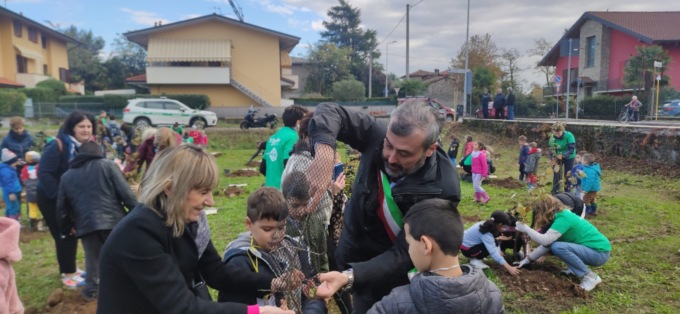 Intervento di Forestazione urbana alla piazzola ecologica di Dalmine, tanti bambini a piantare alberi