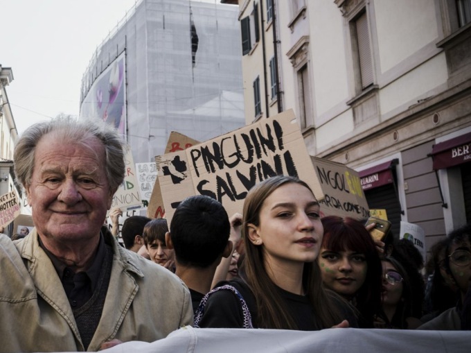Caso della foto vincitrice di F2Click con lo slogan contro Salvini, il Comune: non verrà tolta