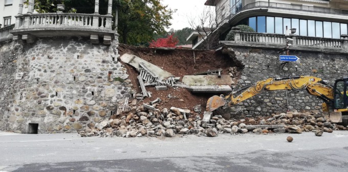 Provinciale chiusa a Zogno per crollo di una parte di muro del giardino della casa di riposo