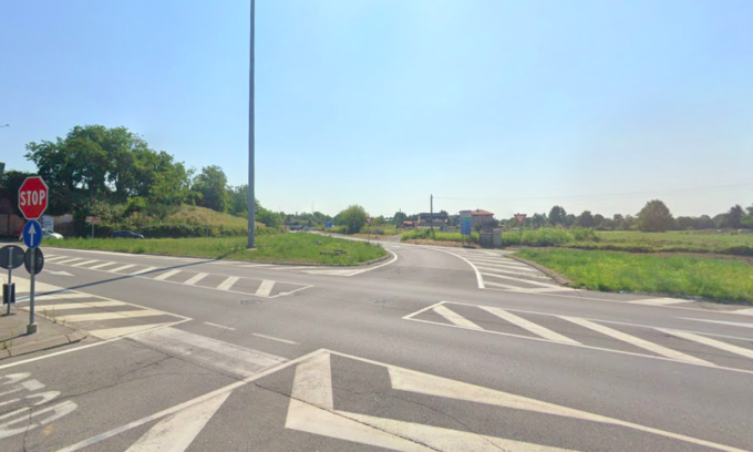 «Manovre folli per evitare i jersey», così l’incrocio di via Grumello è ancora più pericoloso