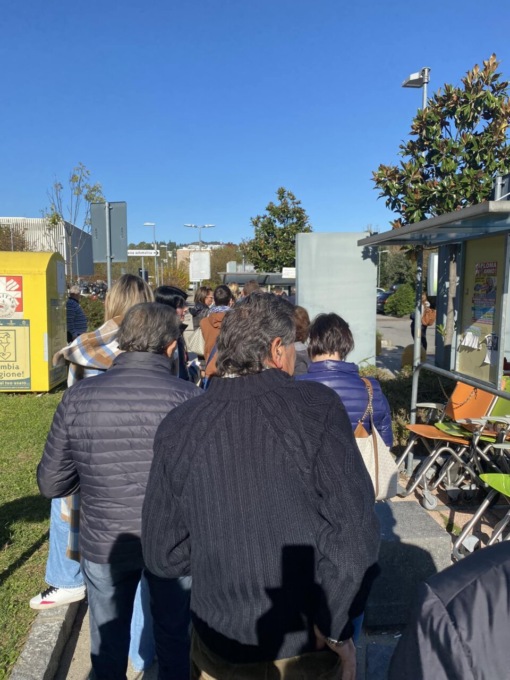 Fino a mezz’ora di coda per uscire dal parcheggio dell’ospedale: due macchinette per 500 posti