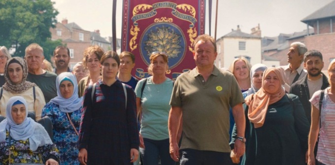 Il sogno di Ken Loach: inglesi e siriani pranzano insieme al pub