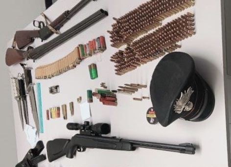 Dai maltrattamenti alle armi: arrestato. Aveva in casa due fucili, una carabina e tre coltelli