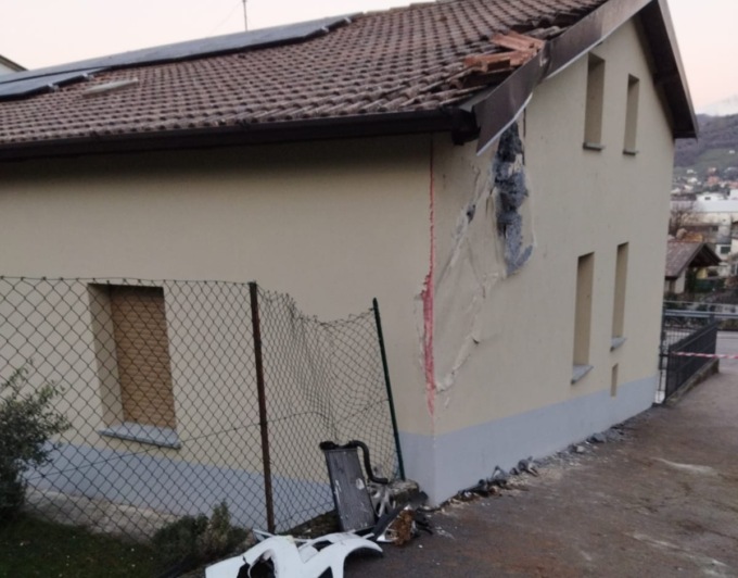 Volo pauroso nella notte a Peia, un’auto si schianta contro il tetto di una casa