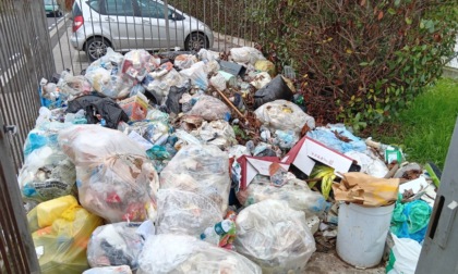 Romano, fuori casa una discarica a cielo aperto: «Prosegue da otto mesi, ci siamo rivolti a tutti»