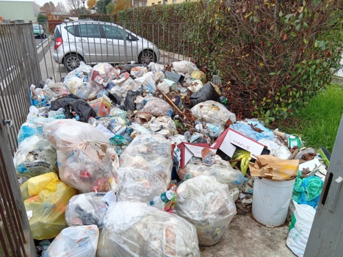 Romano, fuori casa una discarica a cielo aperto: «Prosegue da otto mesi, ci siamo rivolti a tutti»