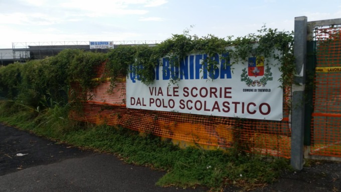 Polo scolastico di Treviolo: un telo per isolare i rifiuti, il dissequestro è vicino