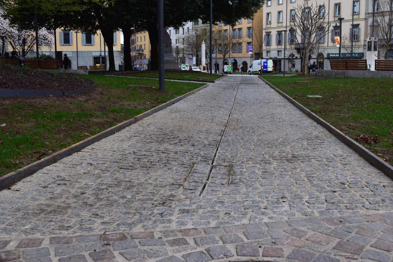 62562435_barriere disabili, disastrosa doppia pendenza e pietre che fanno traballare le carrozzine