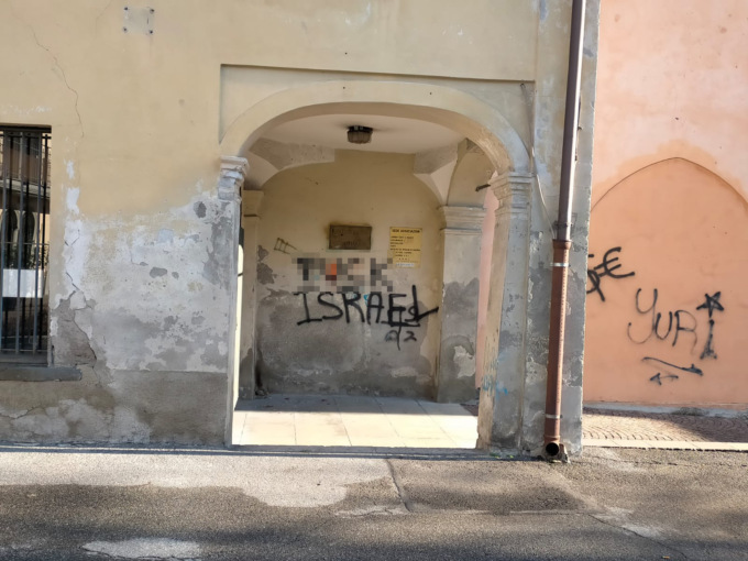 Vandalismi e una scritta contro Israele alla sede Anpi di Martinengo