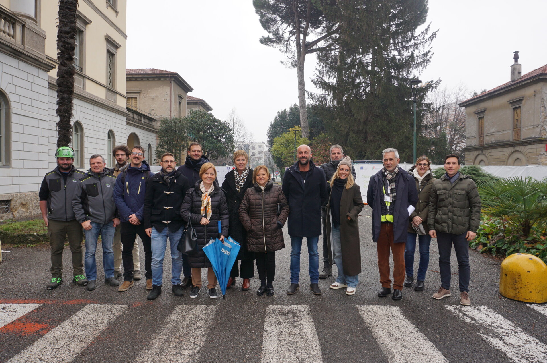 Foto di gruppo. Sullo sfondo, a sinistra il Padiglione 5 Ventriglia femminile e a destra la ex Casa del parroco sede della futura COT Centrale operativa territoriale