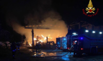 Incendio in cascina a Cividate al Piano: seicento quintali di fieno bruciati in una notte