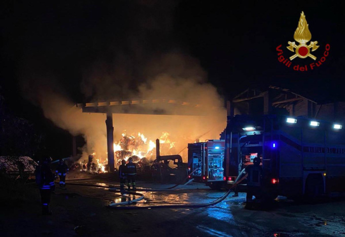 Incendio in cascina a Cividate al Piano: seicento quintali di fieno bruciati in una notte